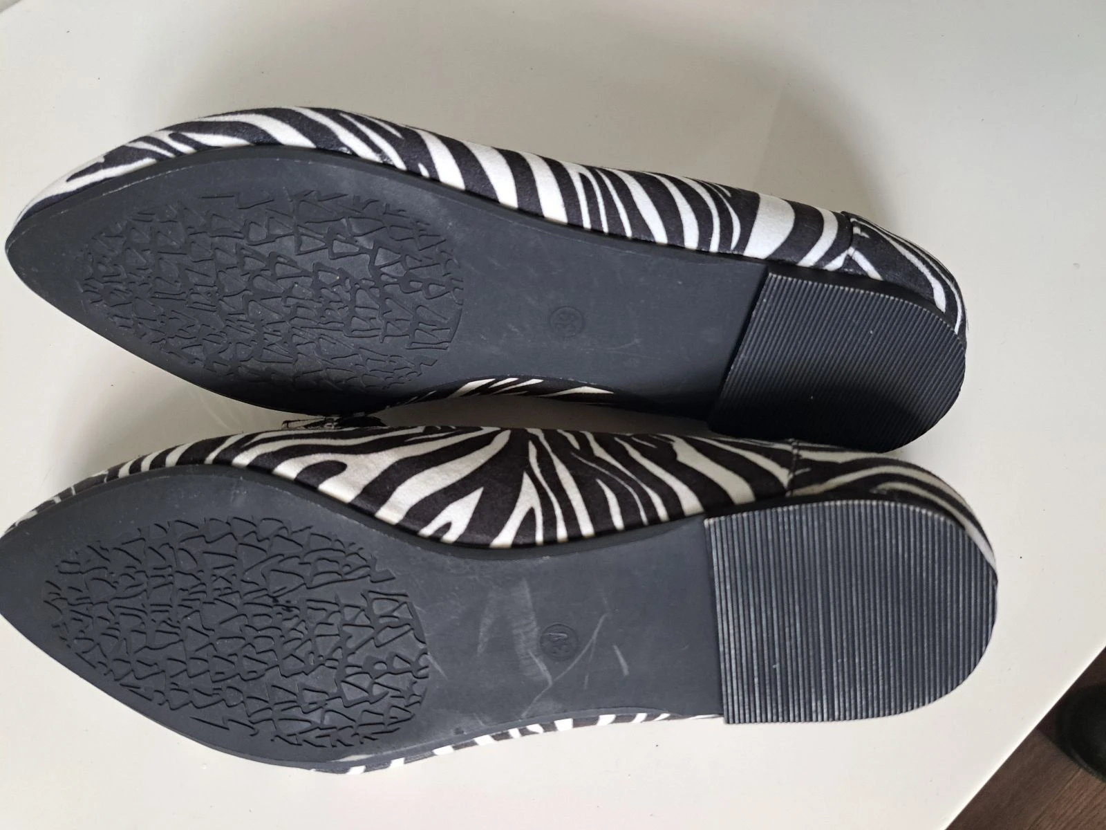 Un par de zapatos de mujer completamente nuevos – photo 5